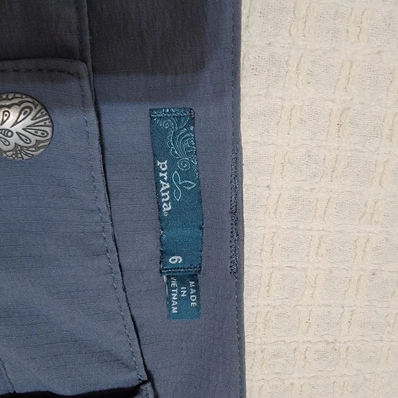 ✨️ PRANA Women's Steel Blue Cargo Hazel Ripstop Shorts - Picture 2 of 6